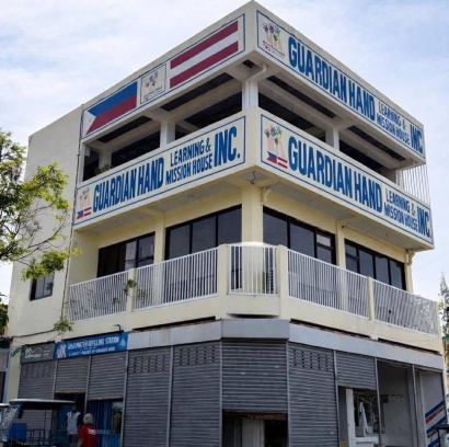 Das Schulgebäude der Guardian Hand Schule auf den Philippinen