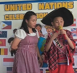 Schüler in Kostümen bei der United Nations Celebration in der Guardian Hand Schule