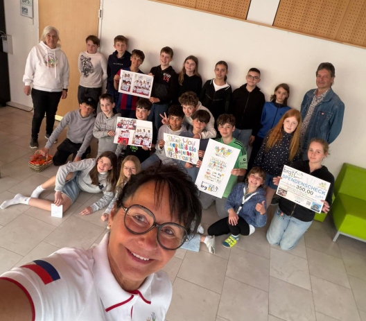 Schülerinnen und Schüler des BRG Vöcklabruck mit ihren Spendenplakaten