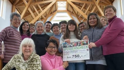 Der Internationale Kochstammtisch der Pfarre Steyrermühl bei der Scheckübergabe