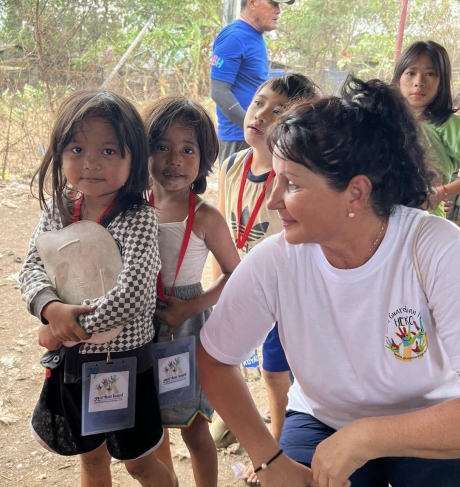 Essensverteilung an Kinder in den Slums