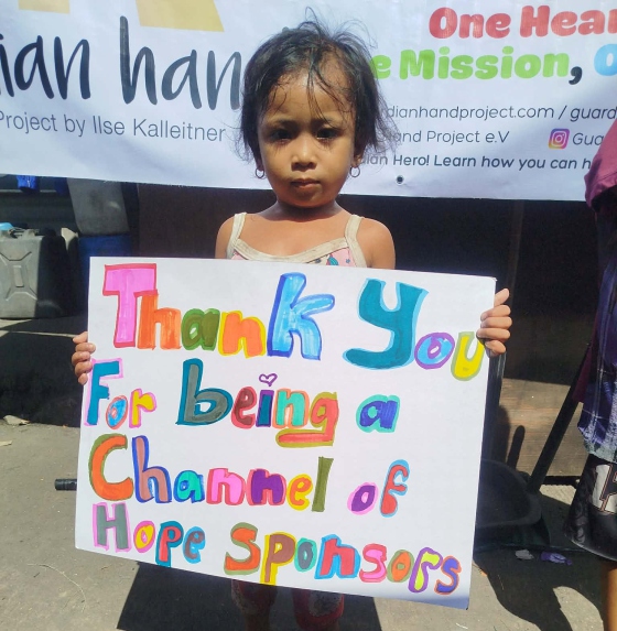 Ein Mädchen hält ein Plakat: Thank You for being a Channel of Hope, Sponsors