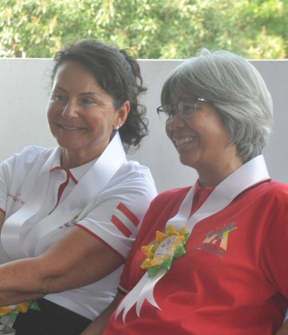 Ilse Kalleitner und Schuldirektorin Jerly